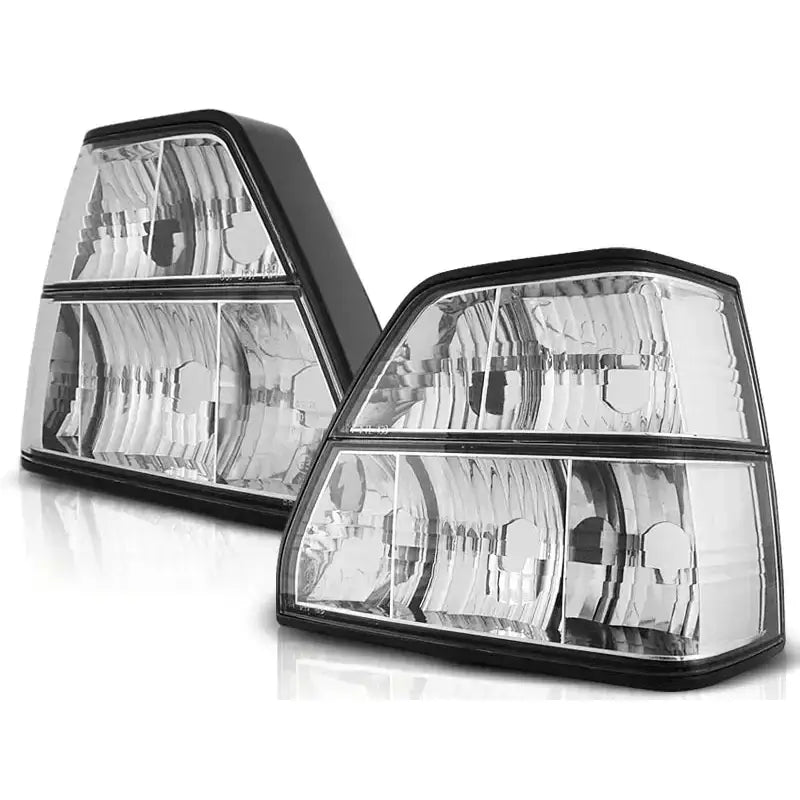 Baklykter Vw Golf 2 CRISTAL White med sorte kanter og tofelt design sett fra skrå vinkel.