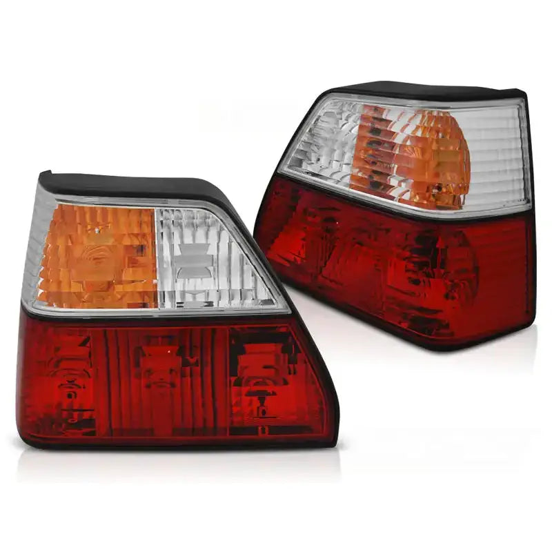 Baklykt Vw Golf 2 08.83-08.91 med klart, oransje og rødt glass, sett fra skrå vinkel.