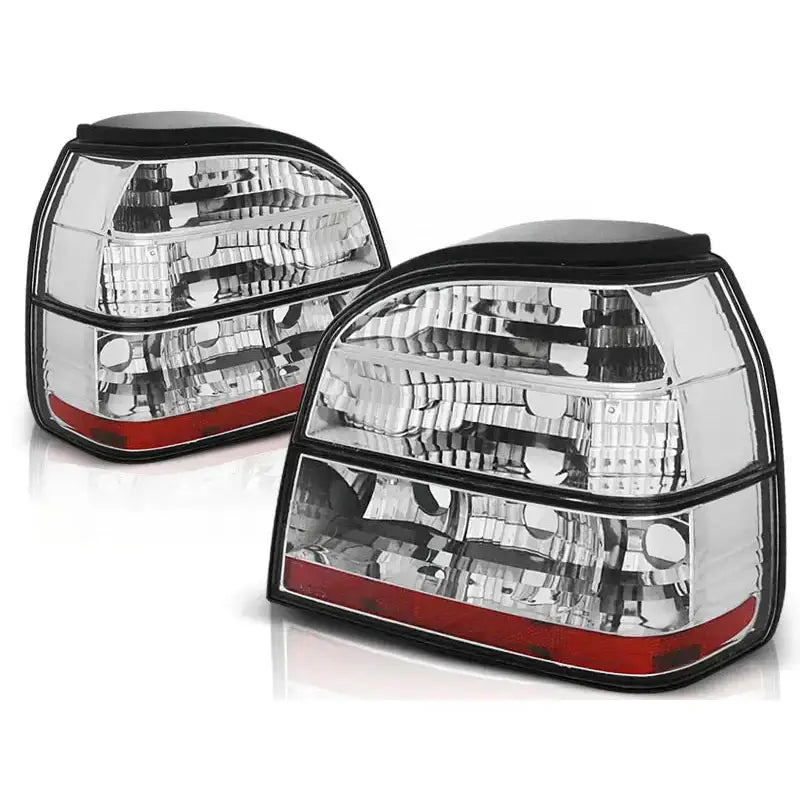 Baklykter Vw Golf 3 Crystal White sett fra skrå vinkel med klare linser og sorte kanter.