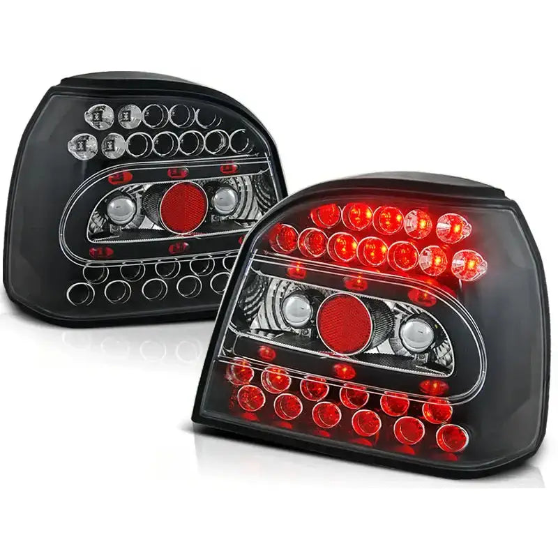 Baklykter Vw Golf 3 Black LED med runde lys, ett lyser rødt, sett skrått forfra mot hvit bakgrunn.