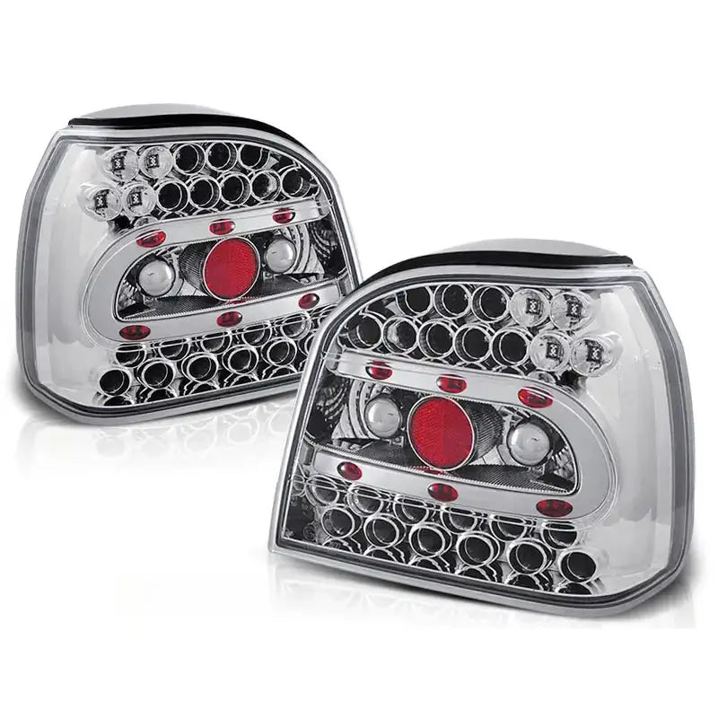 Baklykt Vw Golf 3 Chrome Led med sirkulære LED-elementer og røde detaljer, sett fra skrå frontvinkel.