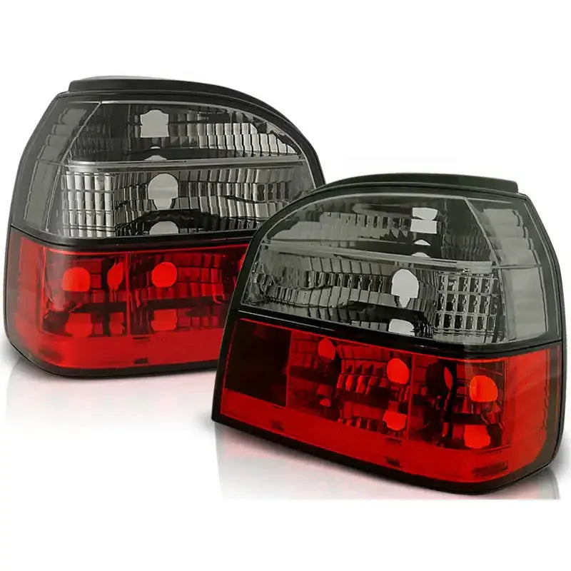 Baklykter Vw Golf 3 09.91-08.97 i rød og sort plast, sett fra skrå vinkel med synlige reflektorer.