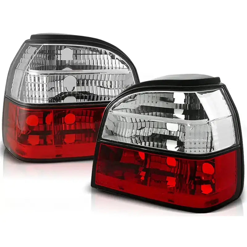 Baklykter Vw Golf 3 09.91-08.97 i klar og rød plast med reflekser, sett fra skrå vinkel.