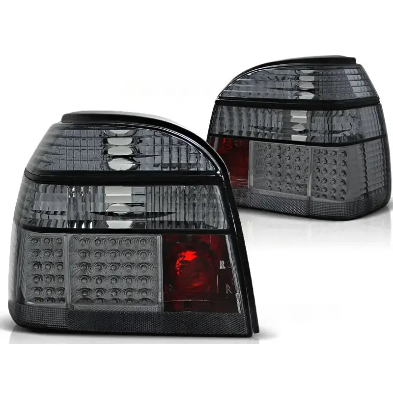 Baklykt Vw Golf 3 Smoke LED sett fra skrå vinkel med synlige LED og røde refleksfelt.