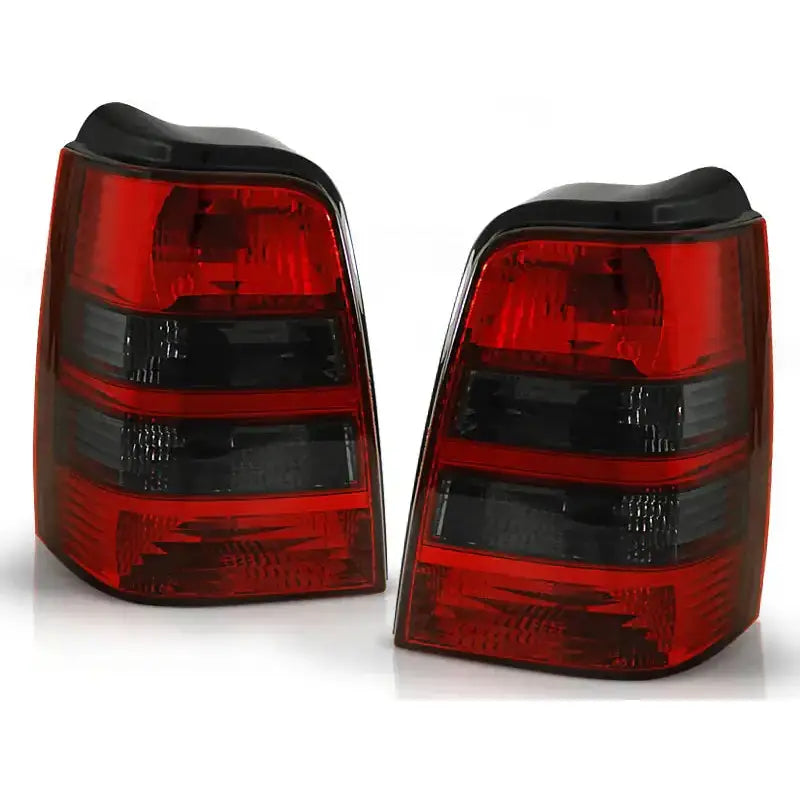 Baklykter Vw Golf 3 Red Smoke sett fra skrå vinkel med klare segmenterte lysfelt.