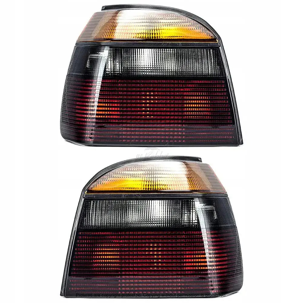 Baklykter Vw Golf 3 91-99 med oransje, hvite og røde seksjoner vist fra skrå forside.