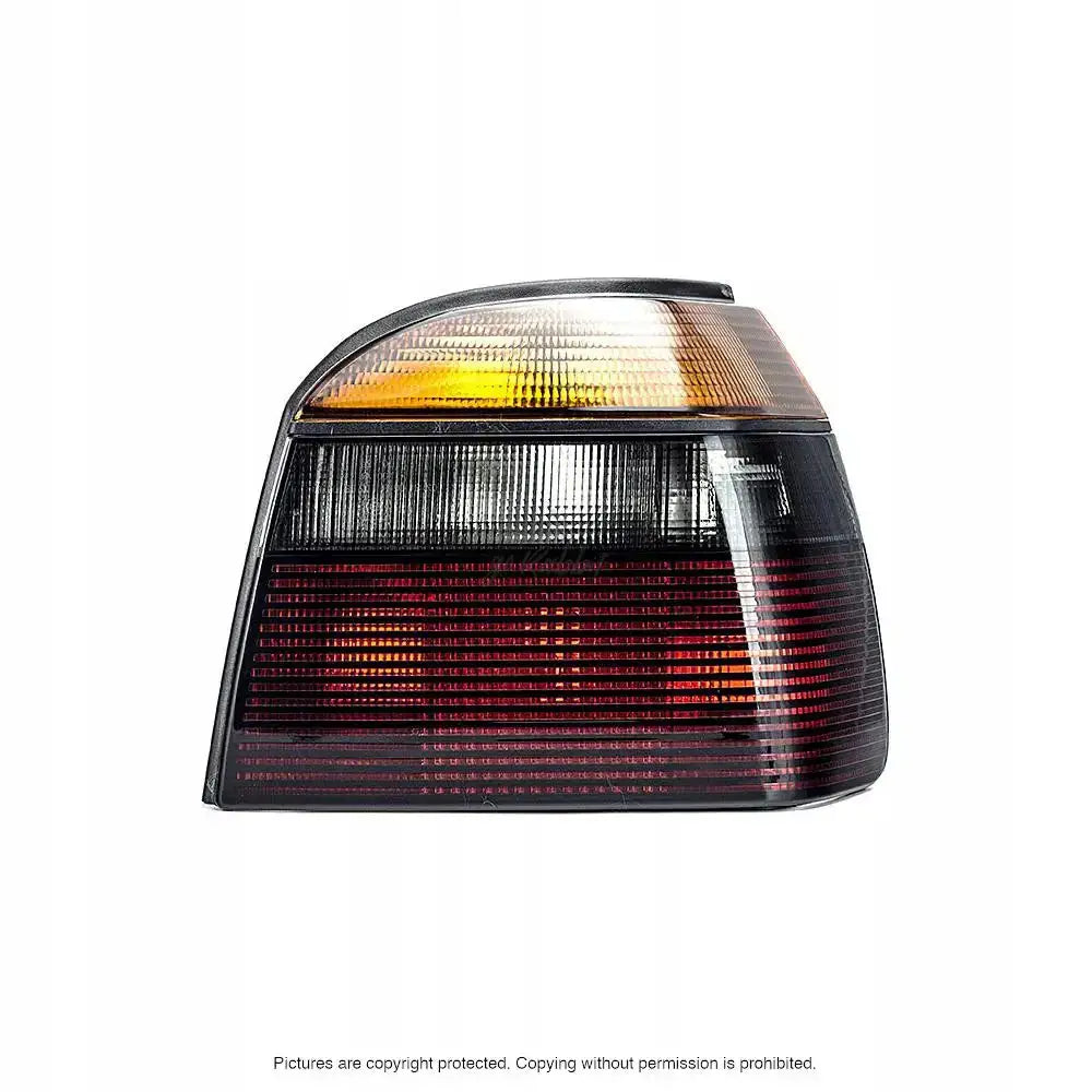 Baklys Vw Golf 3 91-99 med klare, oransje og røde felt, sett rett bakfra med horisontale riller.
