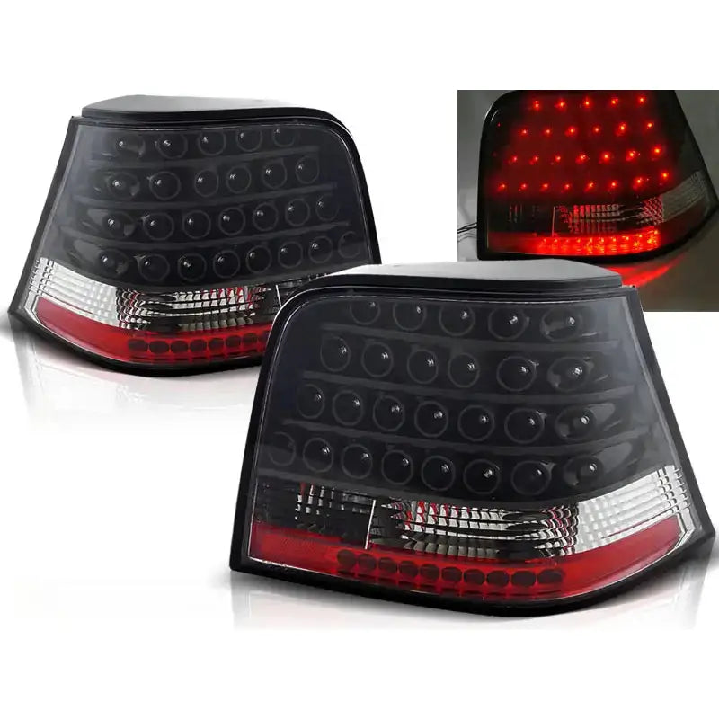 Baklykter Vw Golf 4 Black Led med sotet glass, røde og hvite felt, sett fra skrå vinkel.