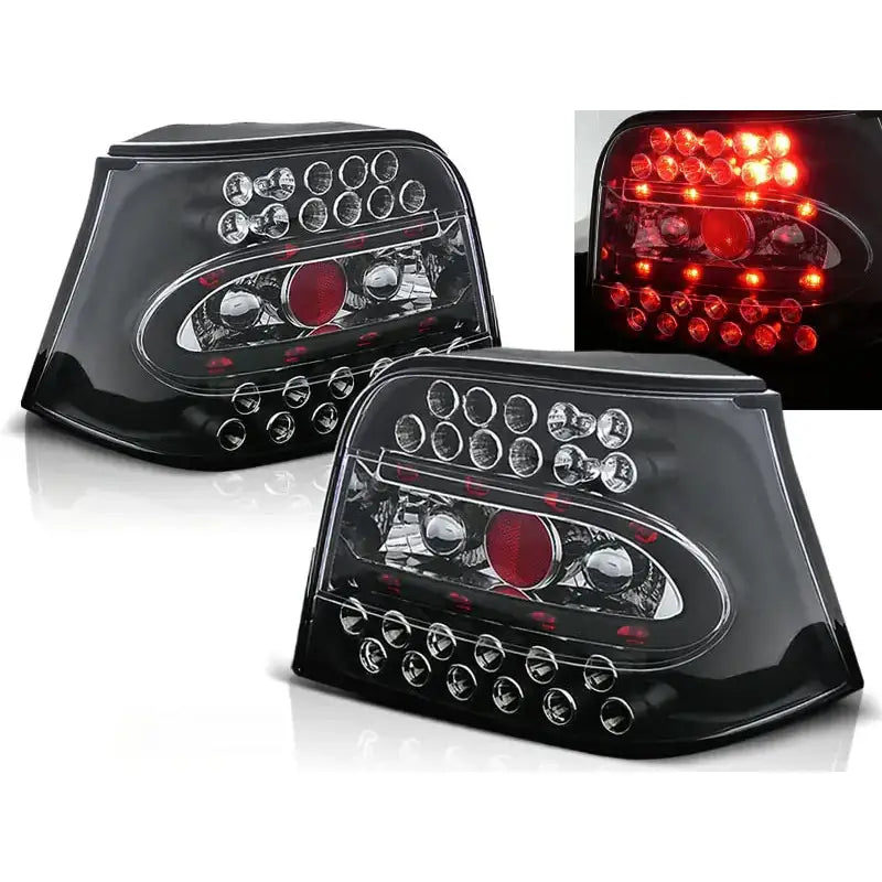 Baklykter Vw Golf 4 hatchback svarte LED-lykter med klart glass, vist fra skrå vinkel.