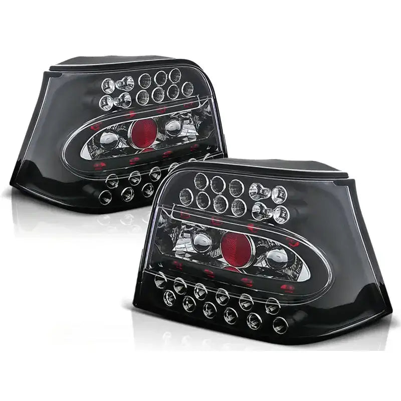 Baklykt VW Golf 4 Hatchback Black LED med runde innsatser og rødt felt, vist mot hvit bakgrunn.