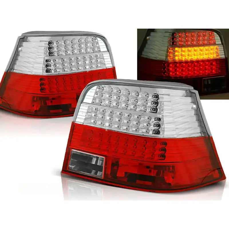 Baklykter Vw Golf 4 09.97-09.03 med LED, rød og klar plast, sett fra skrå vinkel med lys i mørke.