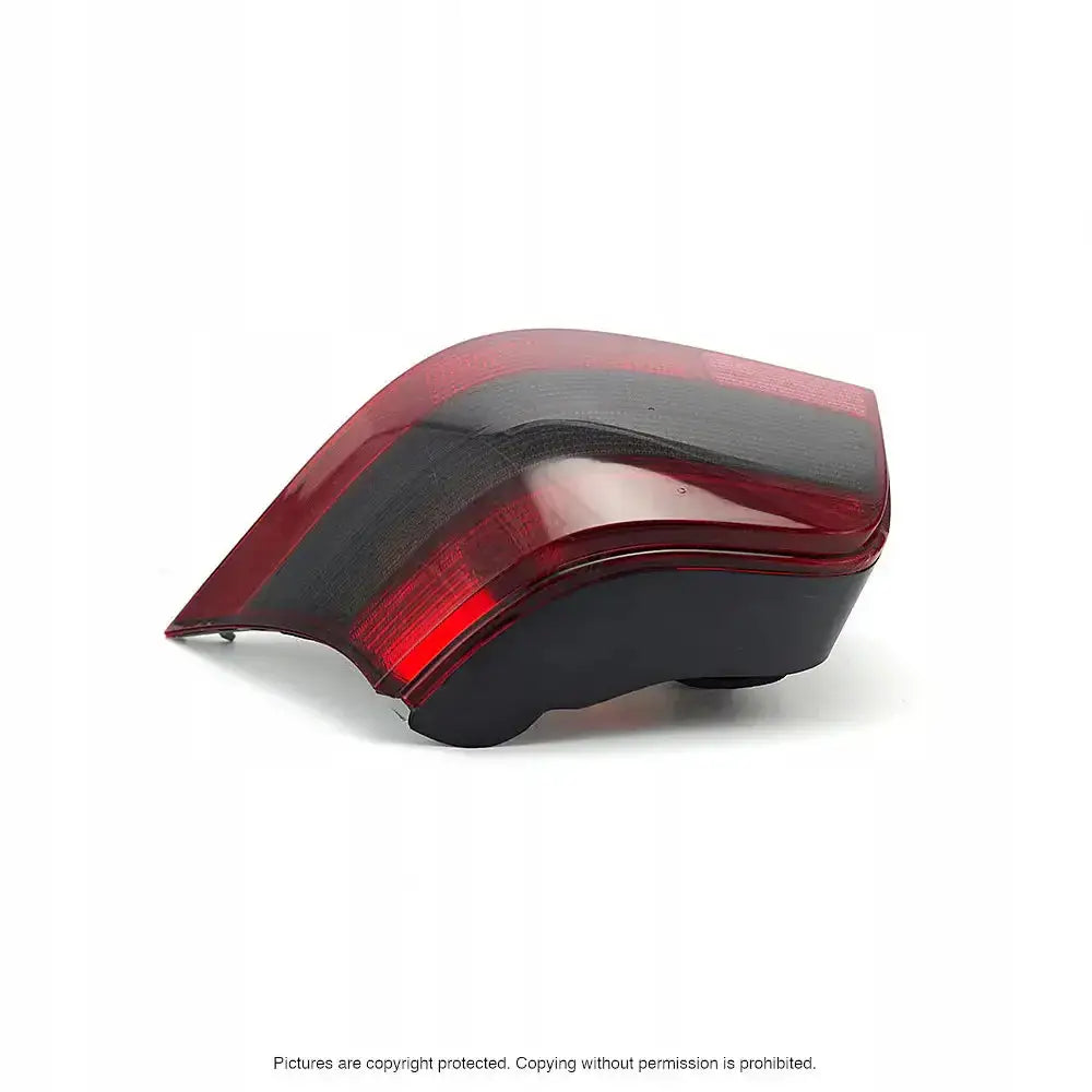 Baklys Vw Golf 4 97-06 med rød og sotet plast, skrå sidevinkel mot hvit bakgrunn.