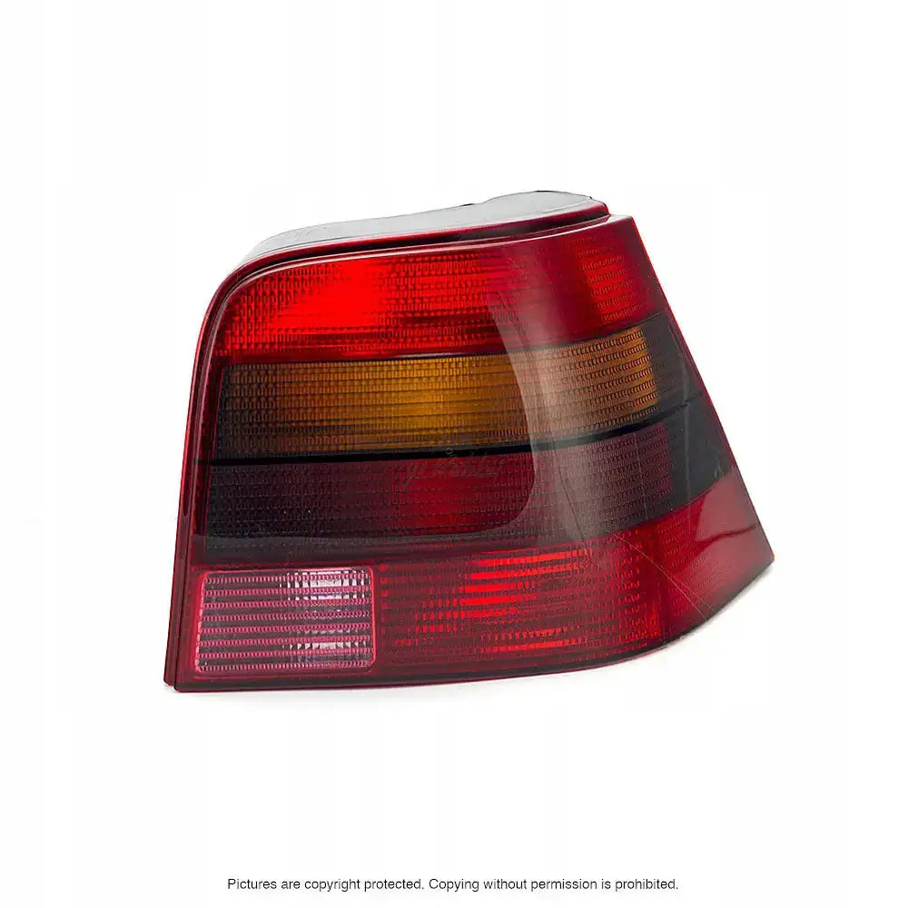 Baklys Vw Golf 4 97-06 med røde, gule og hvite felt sett skrått bakfra mot høyre.