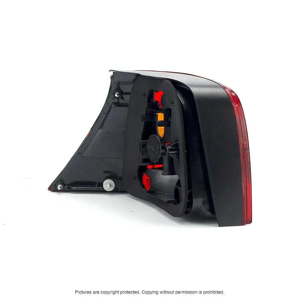 Baklykter Vw Golf 4 97-06 vist fra skrå bakside med synlige festepunkter og detaljer i rødt og gult.