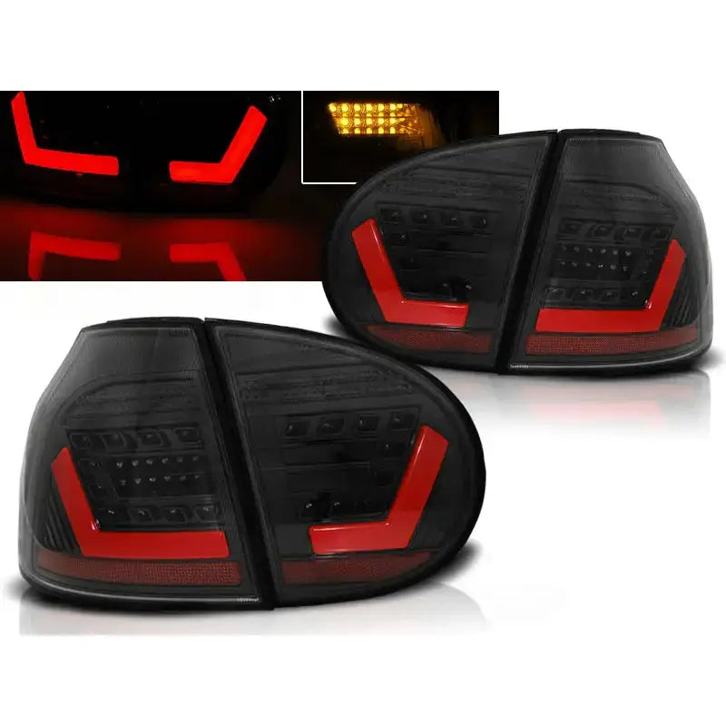 Baklykter Vw Golf 5 med sotet glass og røde LED-striper, skrå vinkel, lysene tent i mørket.