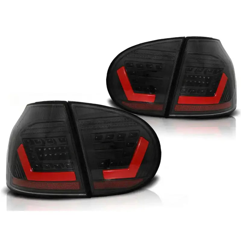 Baklykt Vw Golf 5 Black Full Led Bar med rød LED-stripe, sett fra skrå vinkel mot fronten.
