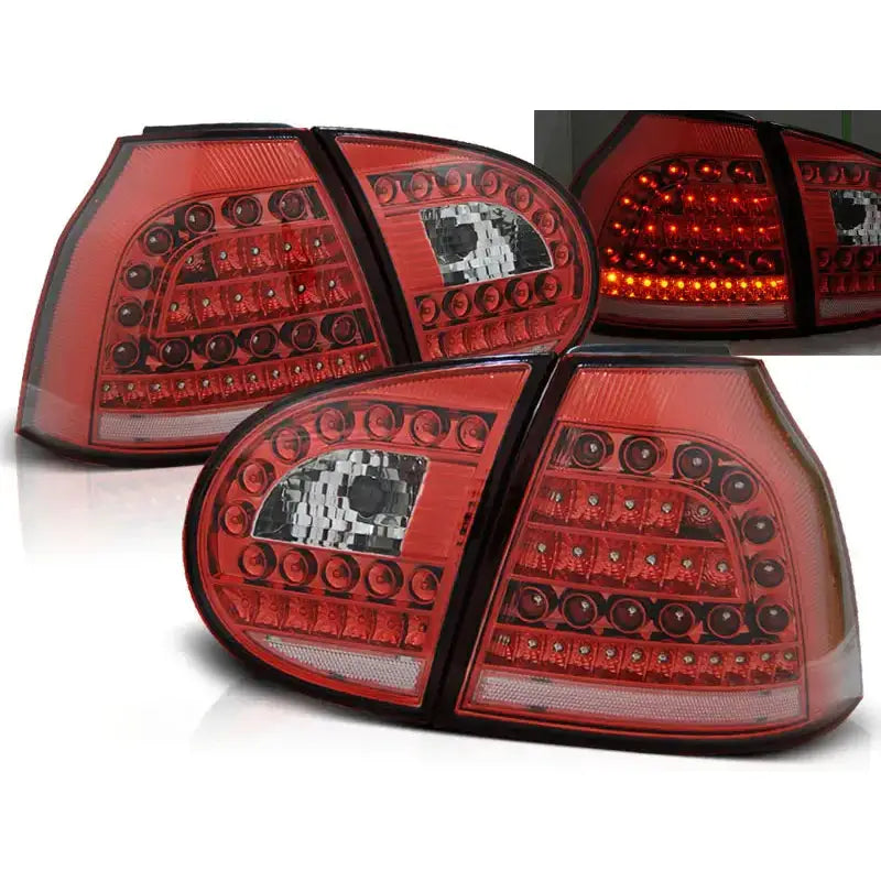 Baklykter Vw Golf 5 10.03-09 i rød og klar plast med LED, skrå vinkel og lysene tent.