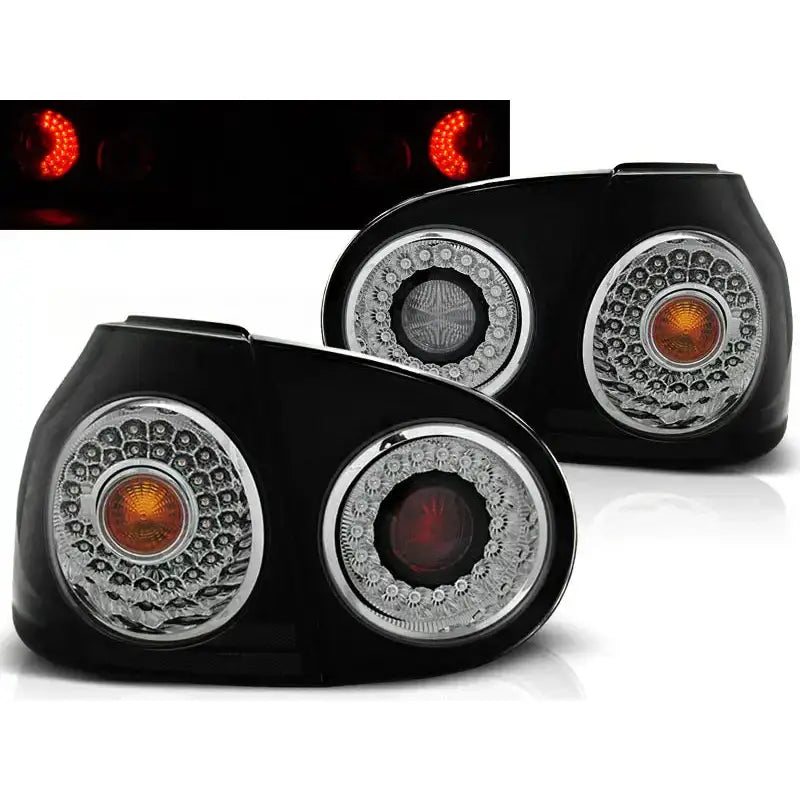 Baklykter Vw Golf 5 10.03-09 Smoke LED med sorte detaljer og aktivert LED-lys, sett fra skrå vinkel.