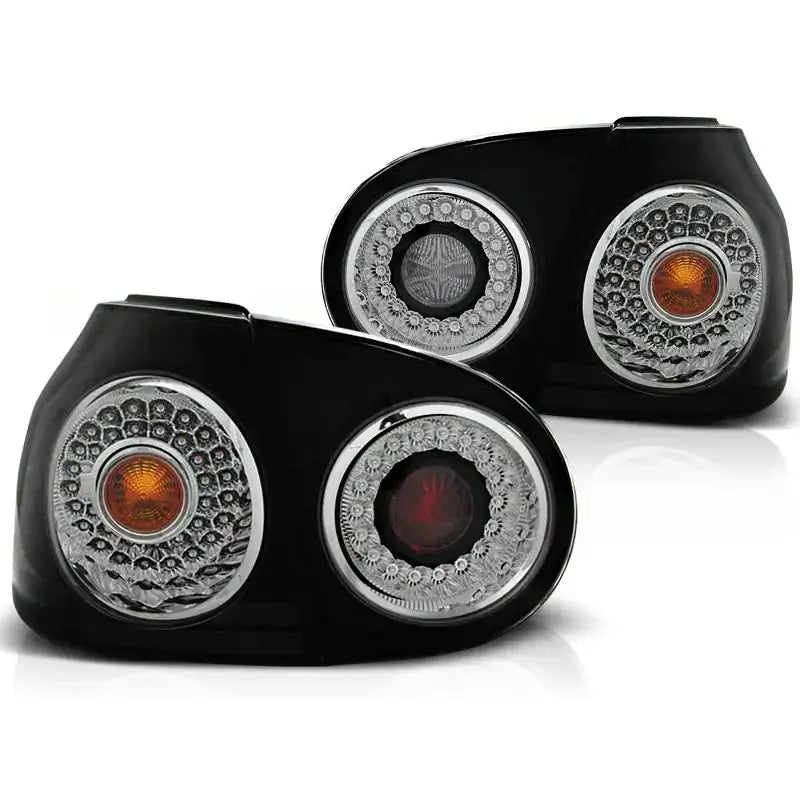 Baklykt Vw Golf 5 LED smoke med sort ramme, klare linser og fargede innsatser, skrå vinkel.