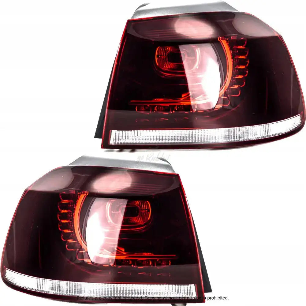 Baklykter Vw Golf 6 08-13 med LED-detaljer, sett fra skrå vinkel mot linsen.