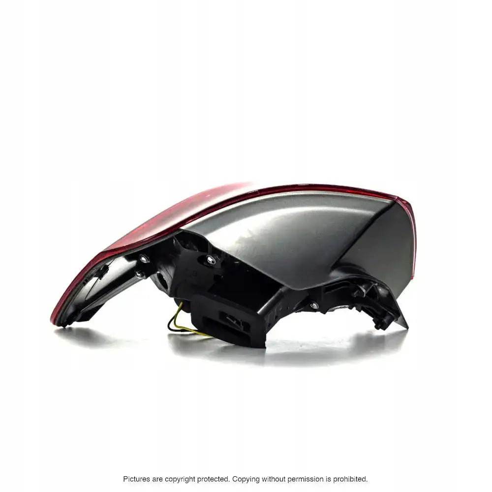 Baklykt Vw Golf 6 08-13 i mørk grå og rød plast, skrå side bakfra med synlige ledninger.