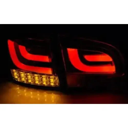 Baklykt VW Golf 6 Black LED Bar med røde og gule lysmønstre sett bakfra i mørket.
