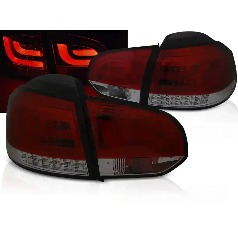 Baklykter Vw Golf 6 Red Smoke LED Bar sett fra skrå vinkel, med tent rødt LED-lys i mørket.