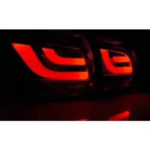 Baklys Vw Golf 6 Red Smoke LED, lyser sterkt rødt med tydelig mønster i mørkt miljø.
