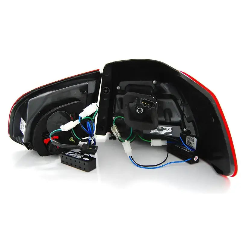 Baklamper Vw Golf 6 Red Smoke LED Bar sett med synlige ledninger og plugger mot hvit bakgrunn.