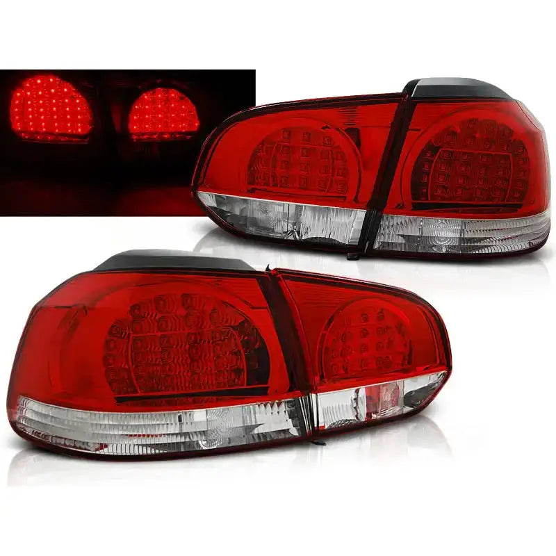Baklykter Vw Golf 6 med rød og hvit LED, skrå forfra, med innsats som viser dem tent.
