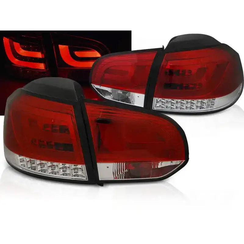 Baklykter Vw Golf 6 10.08-12 i rød og klar plast med LED Bar, vist fra skrå vinkel.