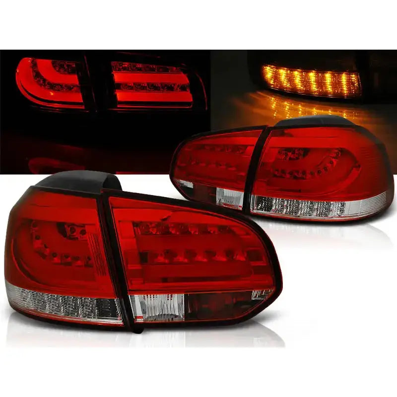 Baklykter Vw Golf 6 LED i rød og klar plast, skrå vinkel, med tent lys og blinklys i mørket.
