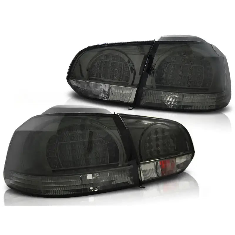 Baklykt Vw Golf 6 10.08-12 smoke LED med sotet glass og tydelig LED-mønster, vist fra skrå vinkel.