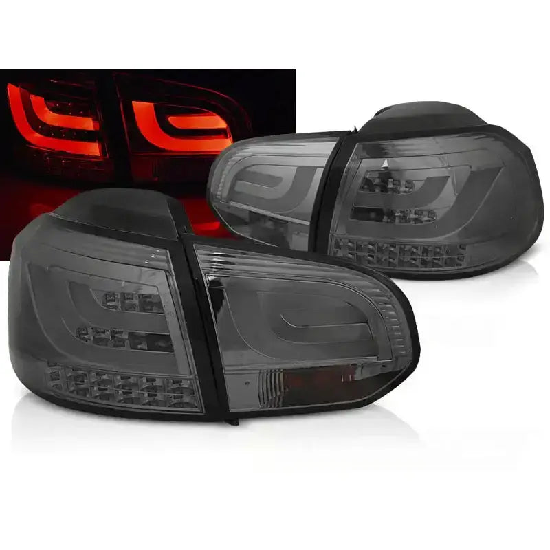 Baklykter Vw Golf 6 10.08-12 i sotet plast med LED-bar, vist fra skrå vinkel med rødt lys.