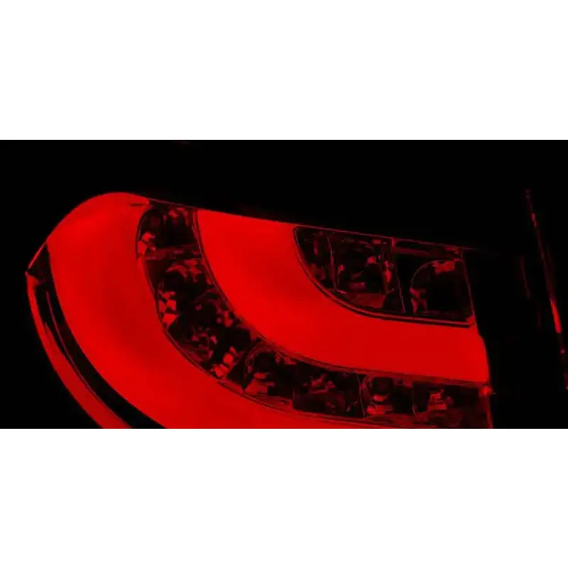 Baklys Vw Golf 6 LED baklykt med rødt glass og synlige LED-elementer mot svart bakgrunn.