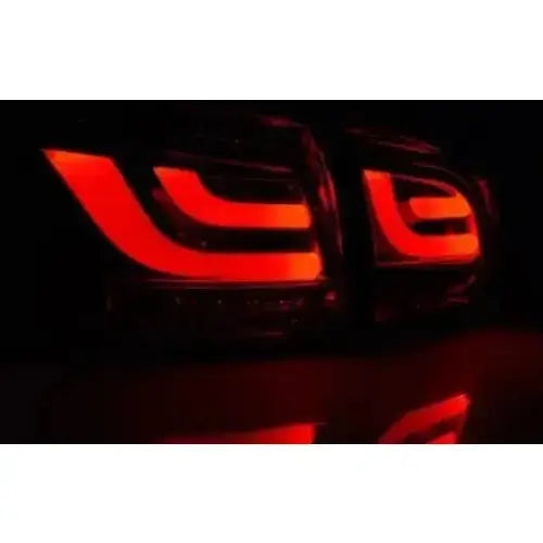 Baklys Vw Golf 6 LED baklykter i rødt, tent i mørket med reflekterende underlag.