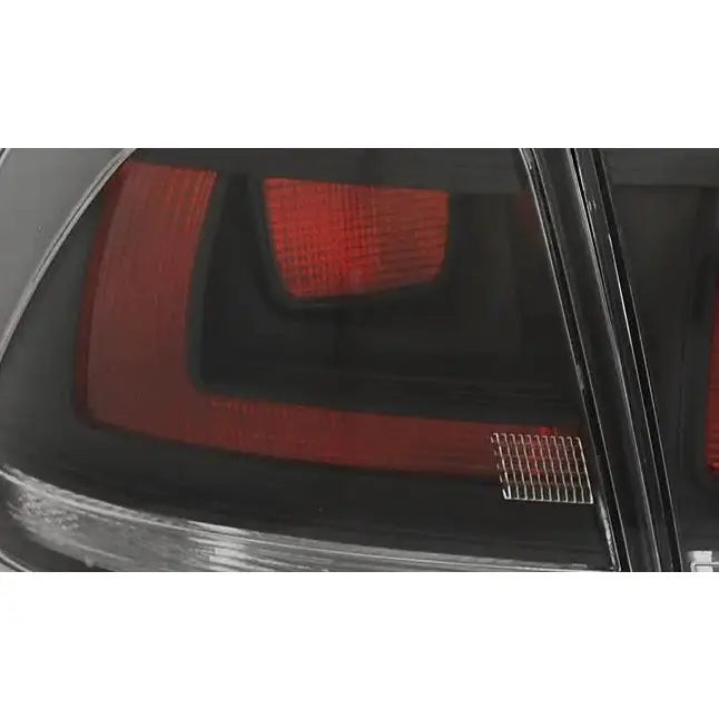 Baklykt Vw Golf 7 07.12- smoke, detaljbilde av rødt og svart baklys med reflekterende overflate.