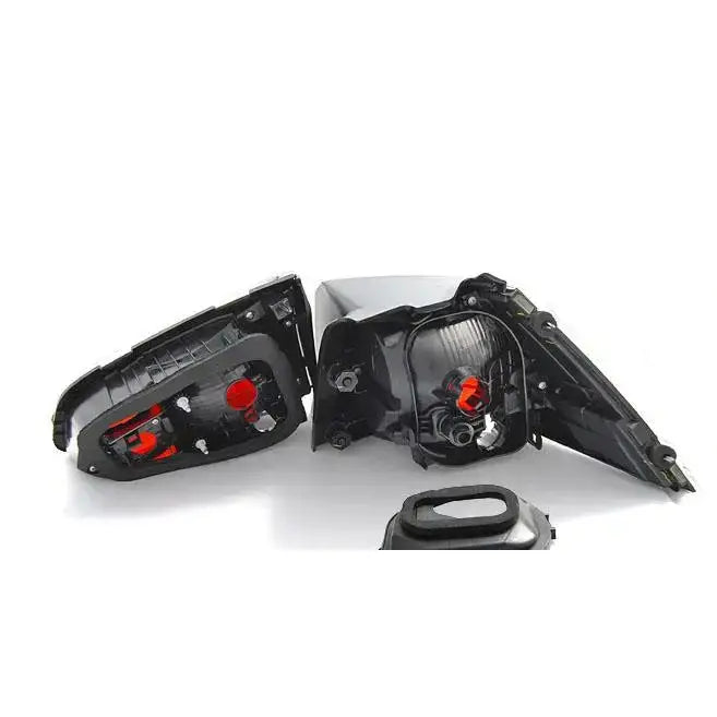 Baklys til VW Golf 7 i svart plast med røde og sølv detaljer, sett bakfra med sort gummipakning.