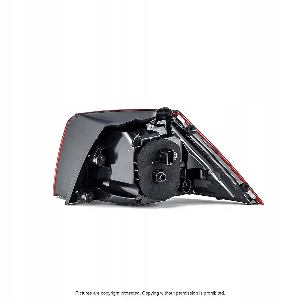 Baklykt Vw Golf 7 13-17 LED sett bakfra med synlig kontaktpunkt og sort-rødt plastmateriale.