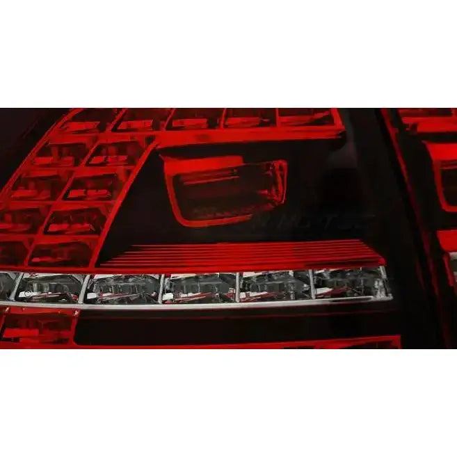 Baklys Vw Golf 7 GTI Look LED med røde og hvite detaljer, nærbilde fra skrå vinkel.