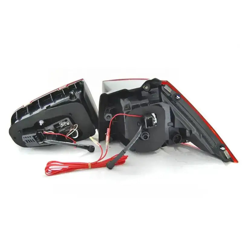 Baklykt Vw Golf 7 13-17 Red White LED GTI sett vist fra baksiden med ledninger og koblinger.