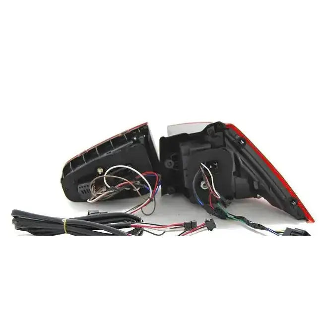 Baklykter Vw Golf 7 13-17 Red White Led SEQ R Look med ledninger og kontakter på hvit bakgrunn.