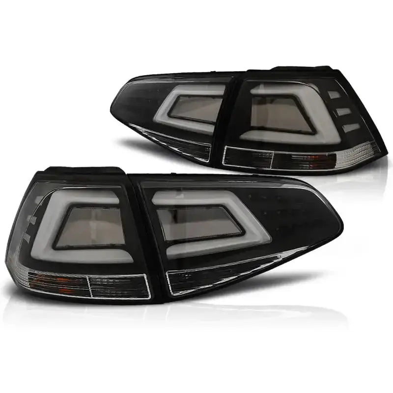 Baklykt Vw Golf 7 Black Led Bar med sort hus og røykfarget glass, sett skrått forfra.