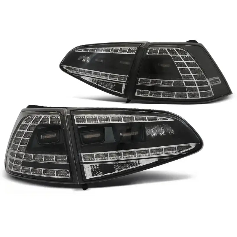 Baklykt Vw Golf 7 Black LED GTI Look med rektangulære lysmønstre sett fra skrå vinkel.