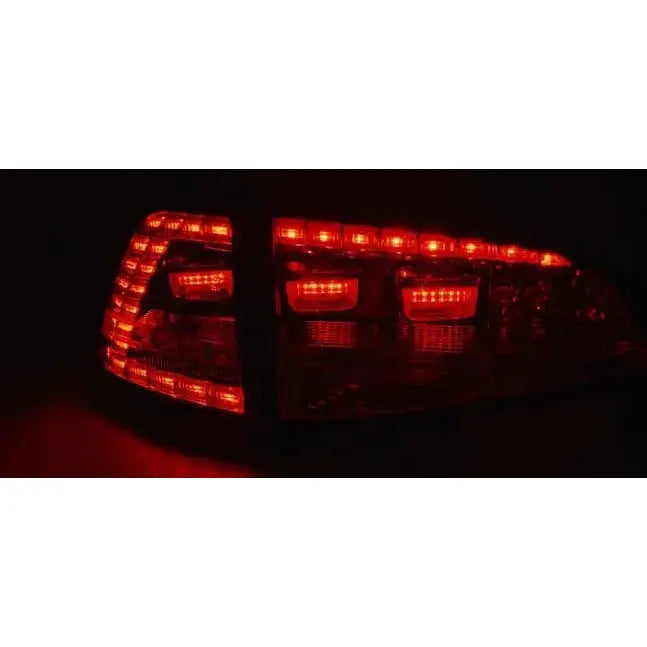 Baklys VW Golf 7 Black LED GTI Look sett fra skrå vinkel med røde lysfelt i mørket.
