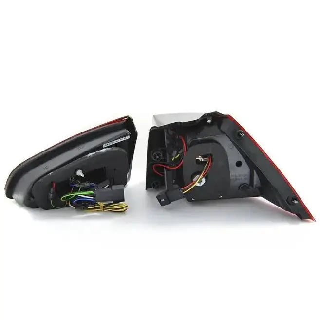 Baklykter Vw Golf 7 Black LED GTI Look sett bakfra med synlige ledninger og røde kanter.