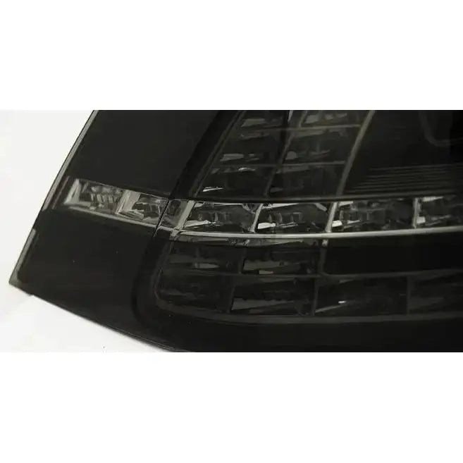 Baklys Vw Golf 7 Hatchback Smoke LED GTI Look nærbilde med rektangulære lysdetaljer.