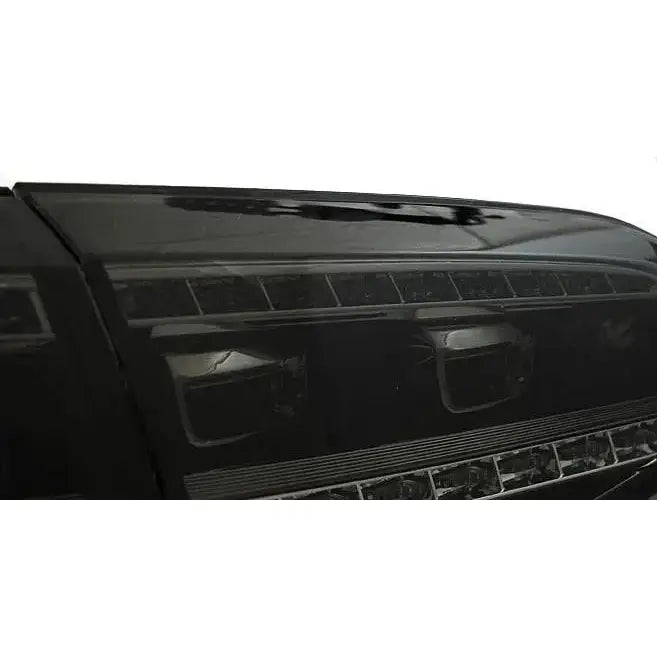 Baklamper Vw Golf 7 hatchback smoke LED GTI look, nærbilde av sorte lykter med lysfelt.