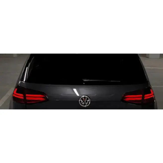 Baklys VW Golf 7 LED baklykter i red smoke, montert på mørk grå bil sett rett bakfra.