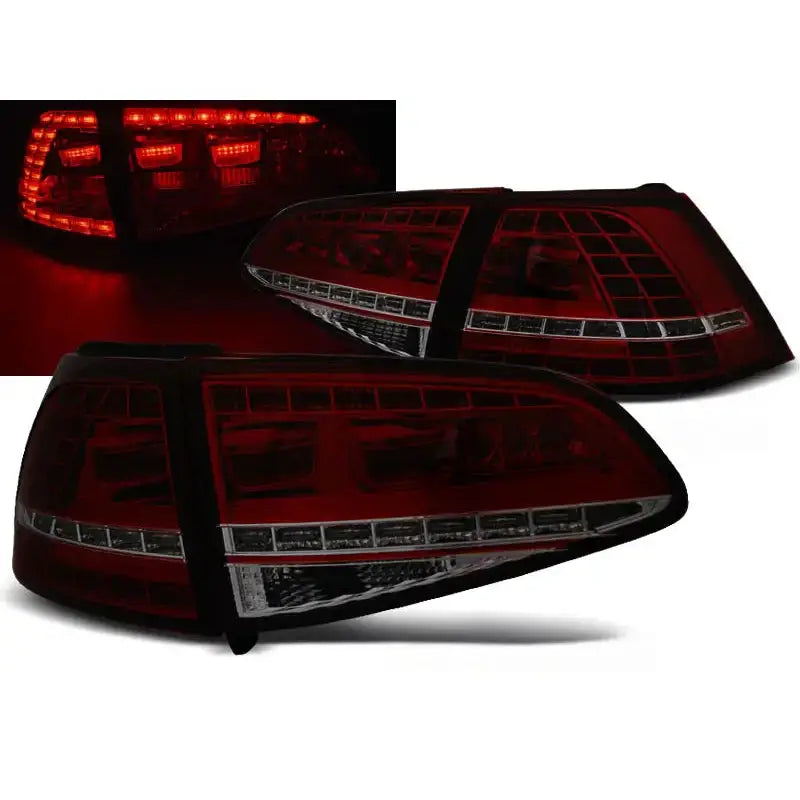 Baklykter Vw Golf 7 Red Smoke LED GTI Look sett fra skrå vinkel med tent rødt lys.